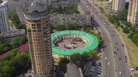 interesante forma redonda del edificio con un techo verde