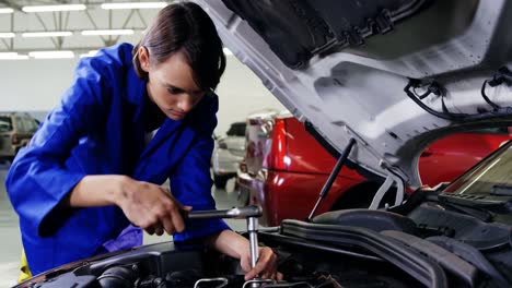 Mecánica-Femenina-Dando-Servicio-A-Un-Coche.