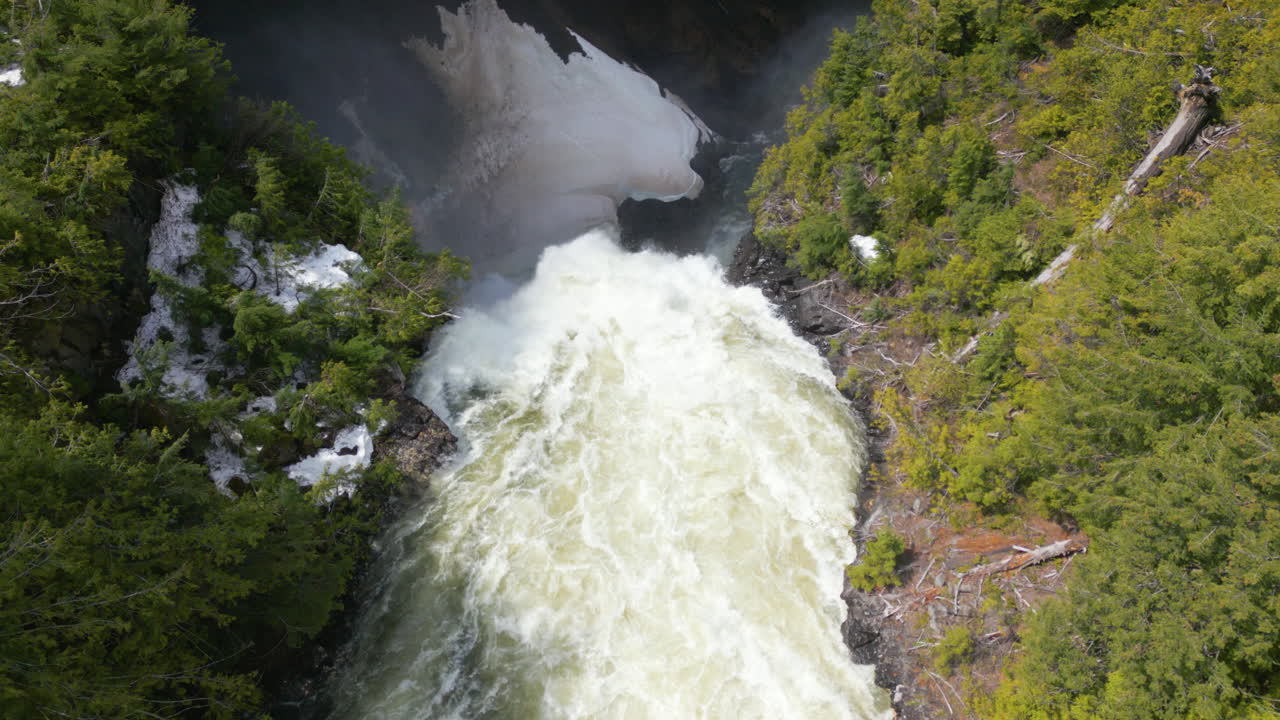 vista desde arriba de las cataratas de helmcken cayendo sobre la escarpa occidental de la meseta de murtle