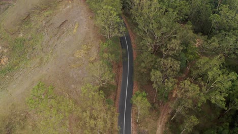 Vista-Aérea-De-Arriba-Hacia-Abajo-De-La-Carretera-Rural-En-La-Región-De-La-Costa-Del-Sol-Qld,-Australia---Disparo-De-Drones