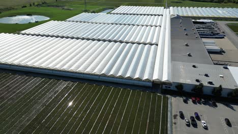 instalación aérea de grandes invernaderos comerciales