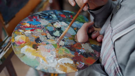 artista mezclando colores en una paleta
