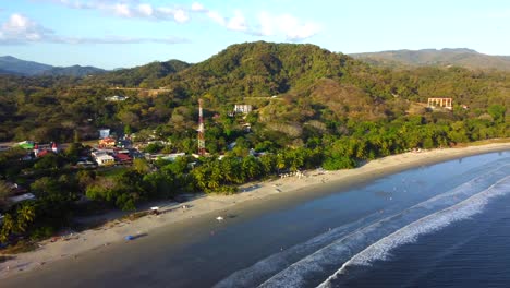 aéreo sobre la playa y la ciudad de samara en la provincia de guanacaste, costa rica