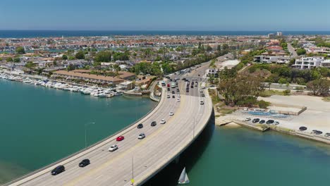 Vista-Aérea-De-Un-Puente,-En-La-Autopista-De-La-Costa-Del-Pacífico,-En-Newport-Beach,-California