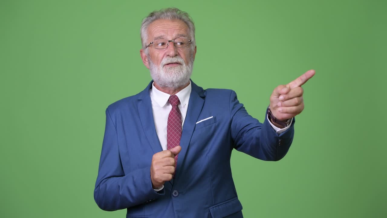 초록색 배경 에 있는 잘생긴 수염 이 있는 상인