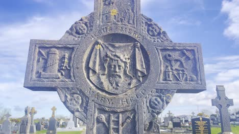 talla muy detallada en una cruz antigua, obra de un maestro artesano también otra cruz celta en el fondo