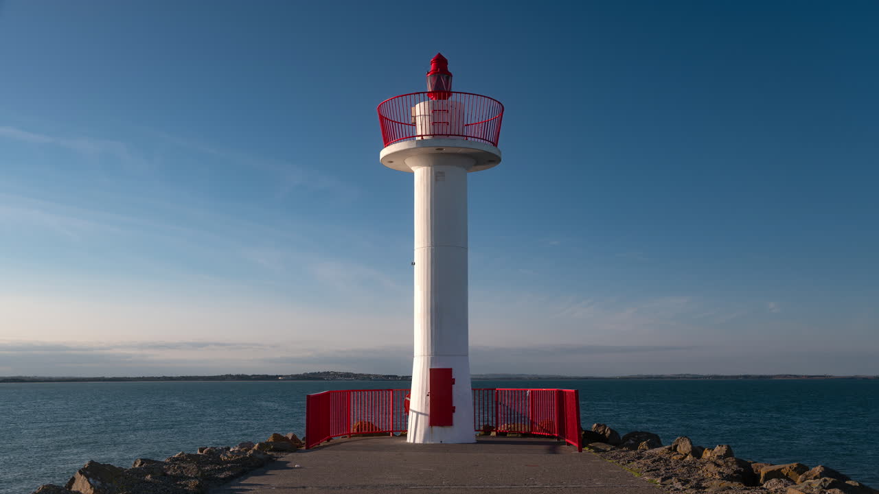 Dublin, İrlanda yakınlarındaki Howth Marina'da, liman iskelesinin ucundaki fener, Zaman Atlamalı