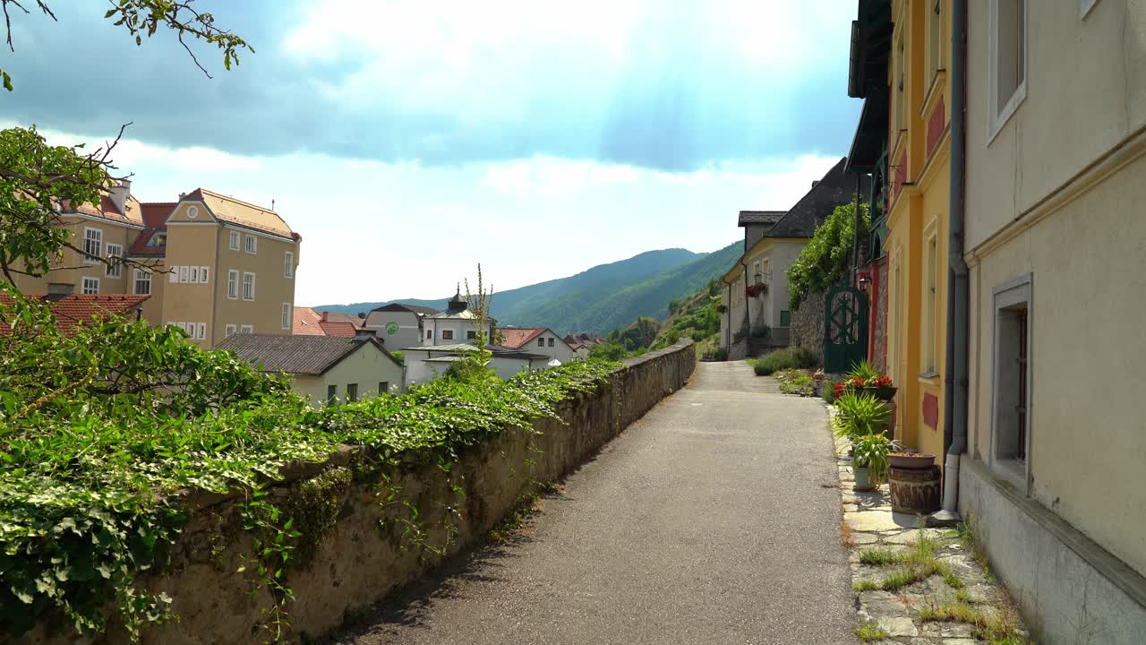 사랑스러운 스피츠 안 데르 도나우 시장 마을 태양이 비는 날