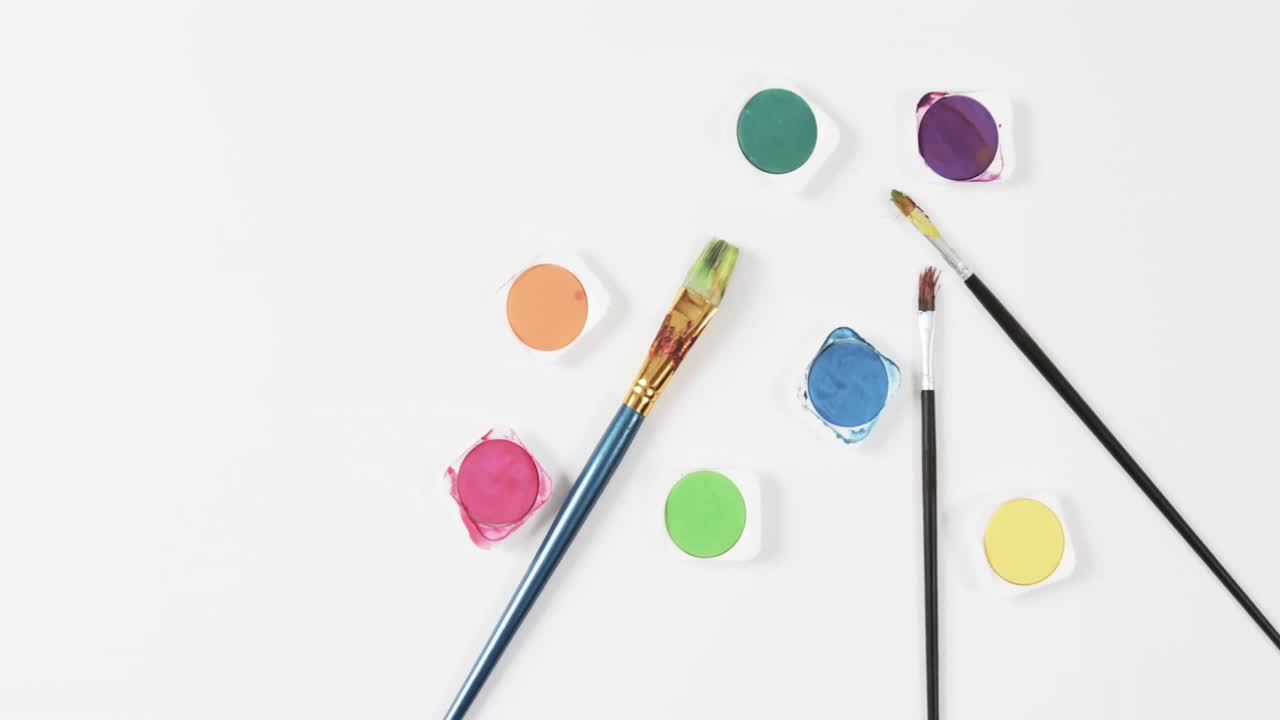 백색 배경 에 있는 페인트 와 브러시 의 상상, 복사 공간, 슬로우 모션