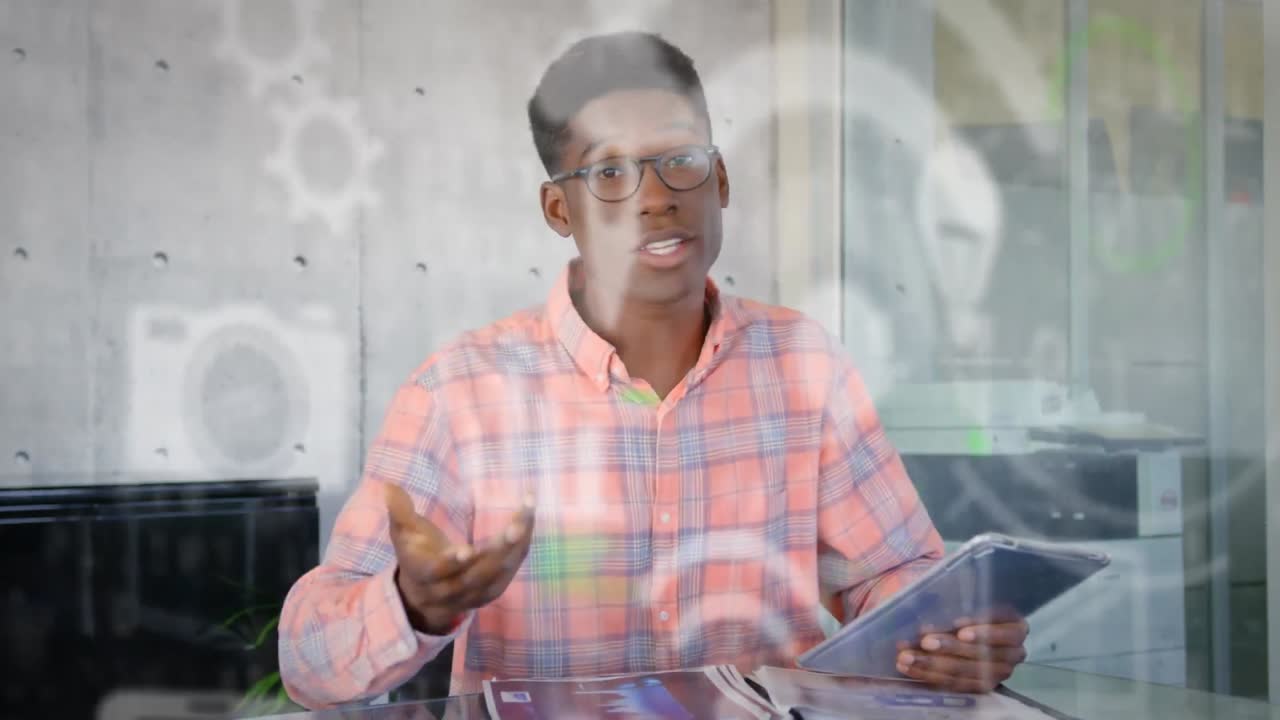 animación de una red de iconos digitales sobre un hombre de negocios usando una tableta