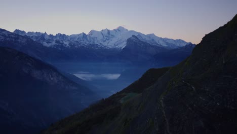 Mount-Blanc,-the-tallest-mountain-in-Europe-standing-above-a-foggy-valley-at-dawn