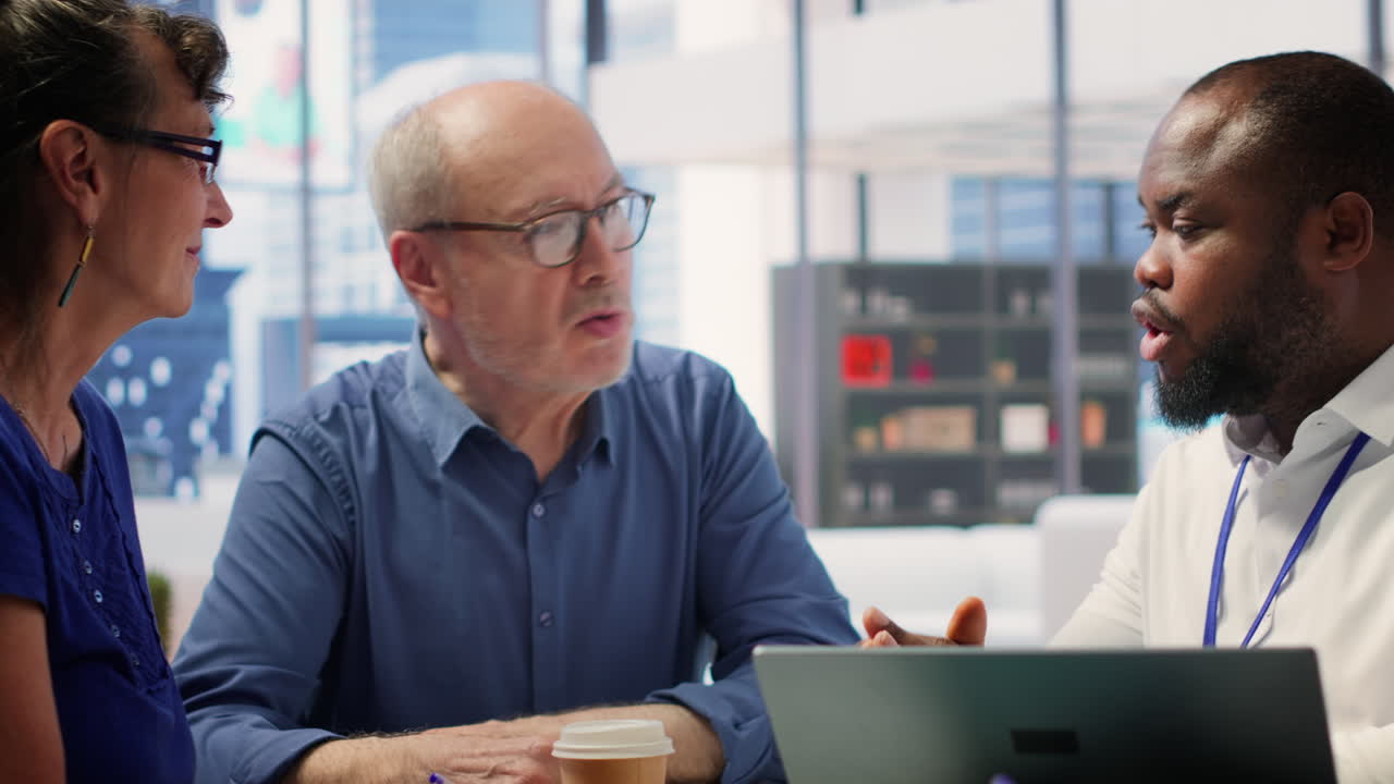 중년층은 은퇴 계획에 대한 재정적 조언을 받습니다.