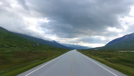 Conducir-Un-Coche-En-Una-Carretera-En-Noruega