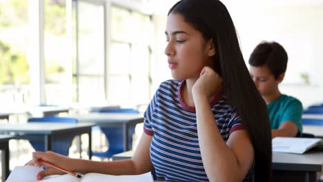 estudiante estudiando en el aula