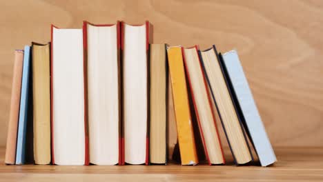 varios libros dispuestos en fila