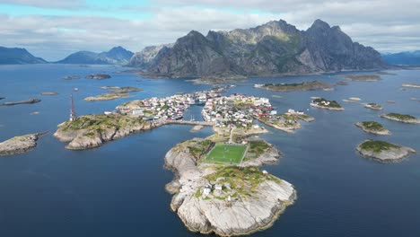 pueblo de henningsvaer y campo de fútbol en el archipiélago de la isla de lofoten, noruega - 4k aérea