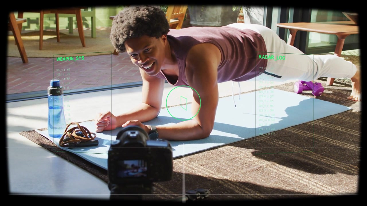 Fitnessprofessional in onderarmplank op mat, camera start, HUD volgt de houding, correctie-apparatuur wordt ingesteld, hervat glimlachen.