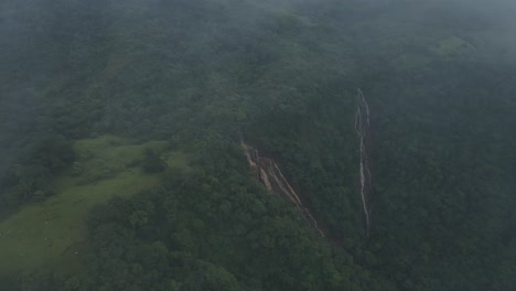 Nebelwolke-über-Dem-Grünen-Dschungel-Von-Costa-Rica-Mit-Wasserfällen,-4k-Drohnenflug