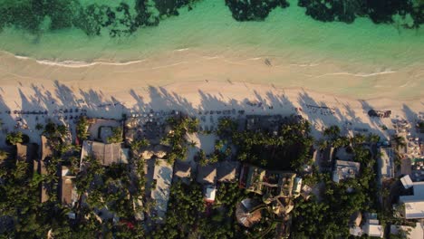 Vista-Superior-De-La-Playa-Akiin-En-Aguas-Turquesas,-Tulum,-México