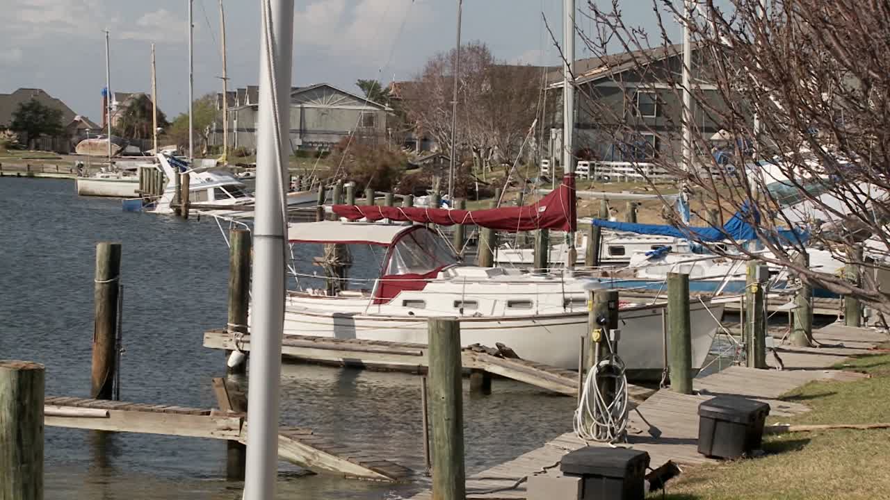 허리케인 아이크가 갤버스턴 텍사스를 강타한 후 보트가 해변에 정박해 있습니다.