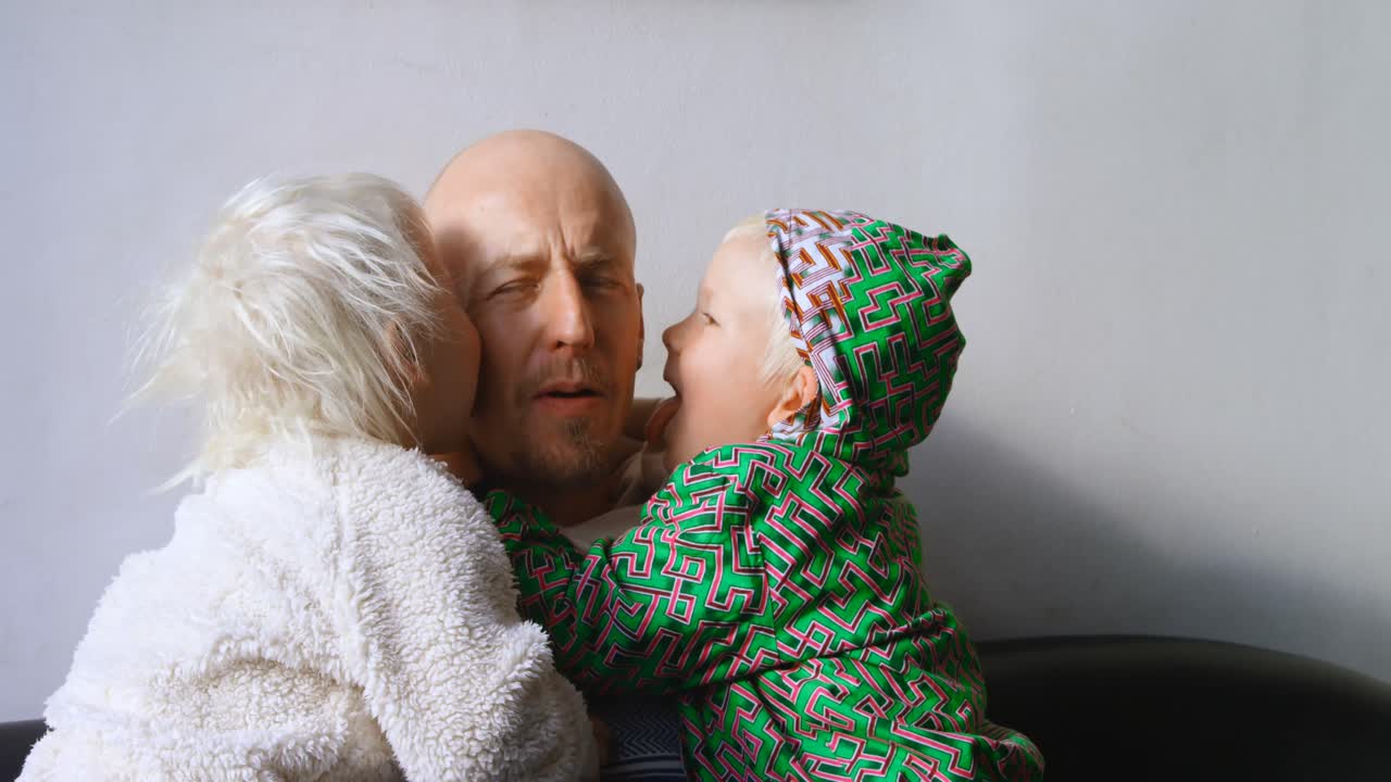 Børn kysser deres far i stuen 4k