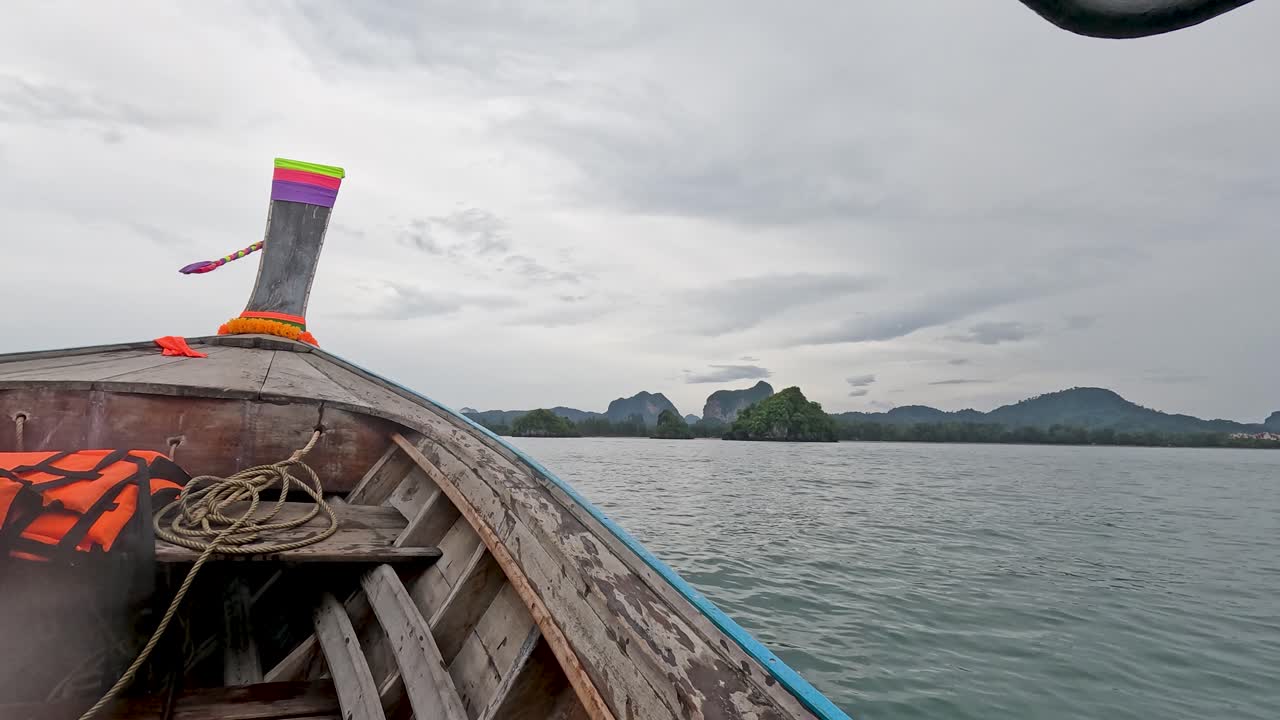 paseo en barco panorámico a través de las aguas de krabi
