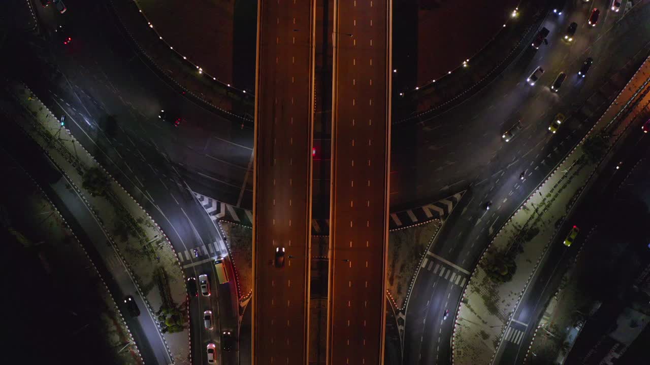 tráfico por carretera por la noche