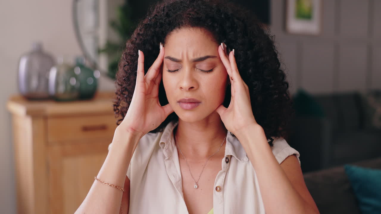 mujer con dolor de cabeza