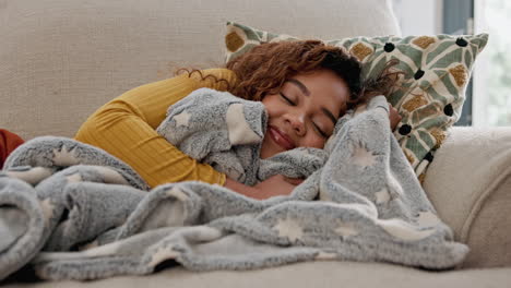 una mujer durmiendo en un sofá.
