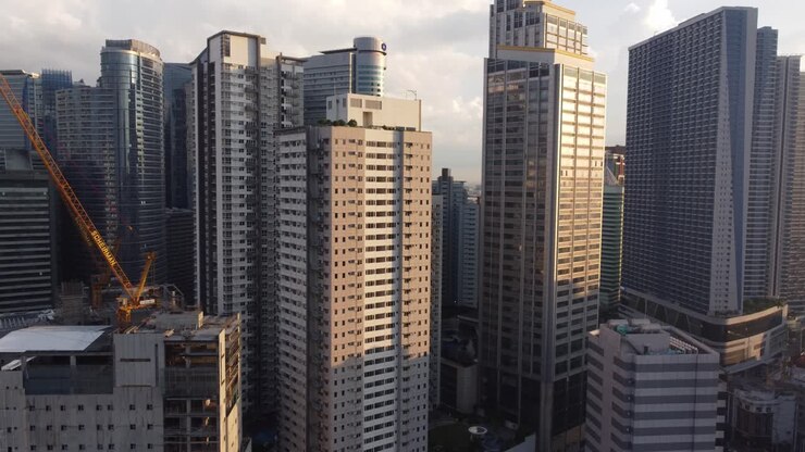 Vista aérea de drone do horizonte de Makati City, Filipinas