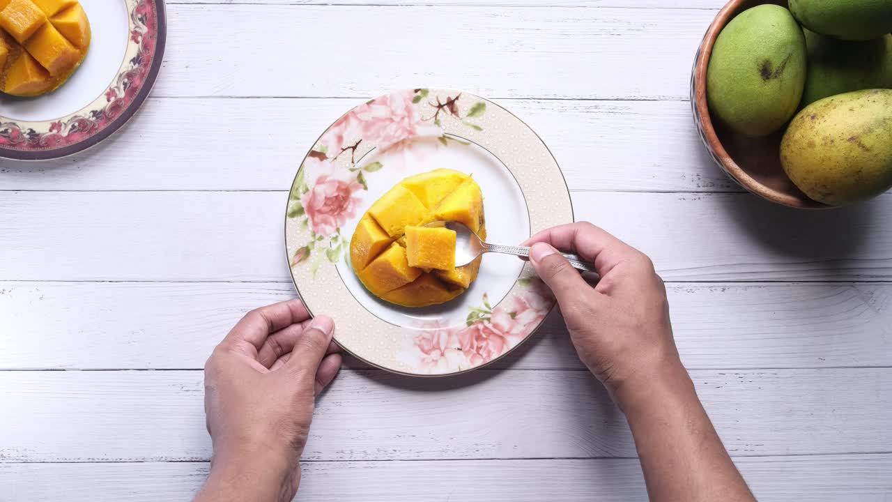 mango cortado en un plato