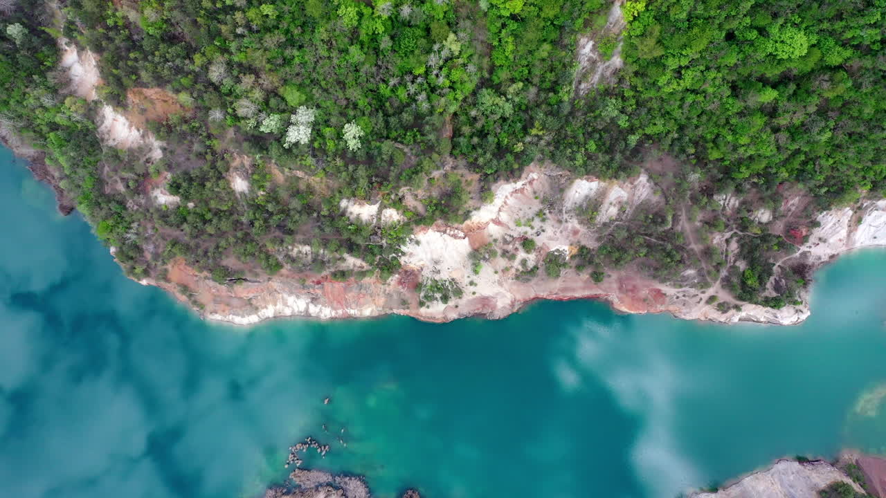 헝가리의 푸른 호수가 있는 광산 건설 현장의 전망을 내려다보는 하향식 비행