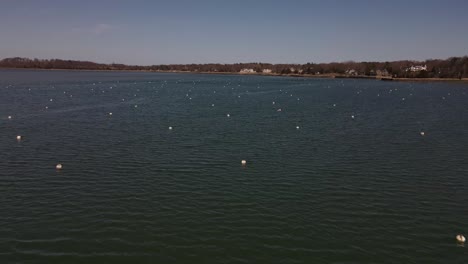 Vuelo-De-Drones-A-Baja-Altura-Sobre-Los-Amarres-Del-Puerto-De-Hingham-En-Un-Cálido-Día-De-Primavera