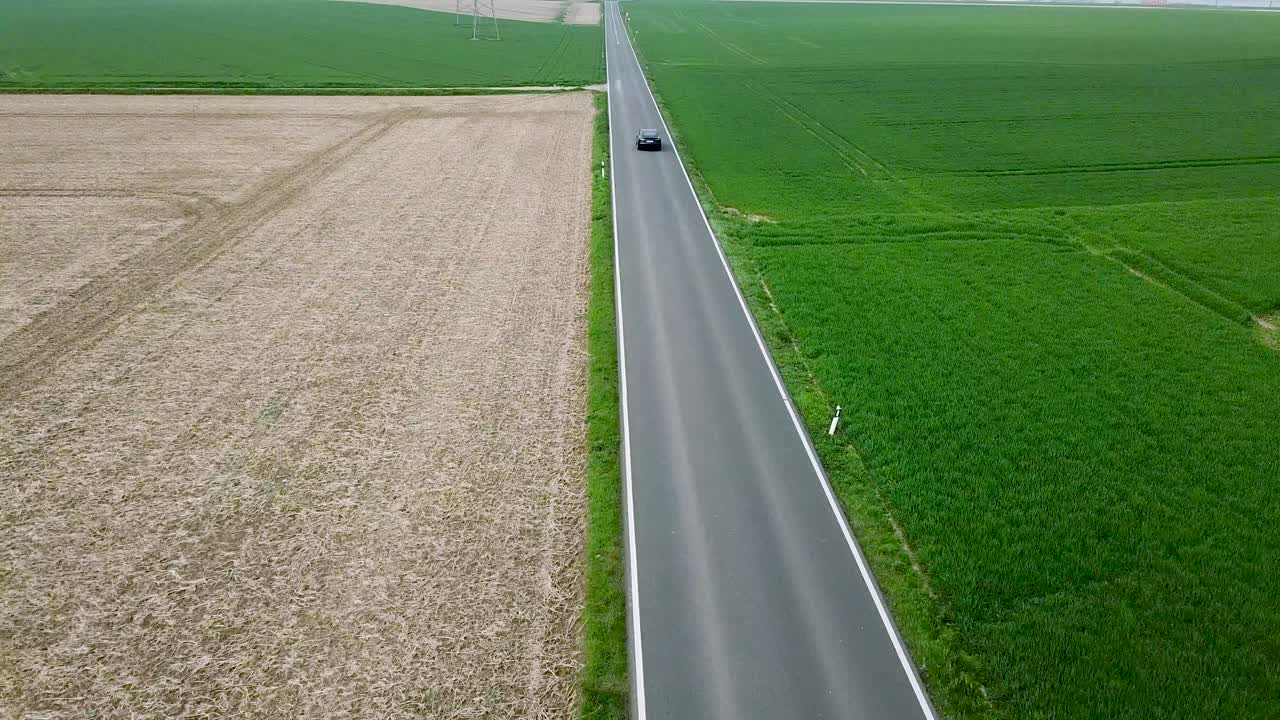 고속도로에서 테슬라 뒤로 날아가는 드론