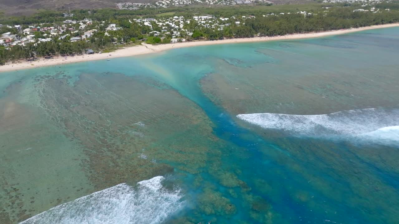 el paso del arrecife de la playa hermitage filmado con un avión no tripulado, isla de la reunión