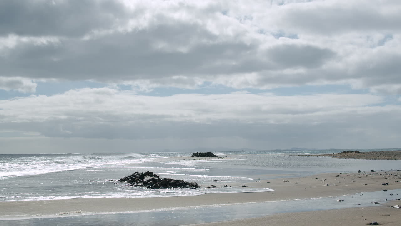 파도가 해변에 부히고