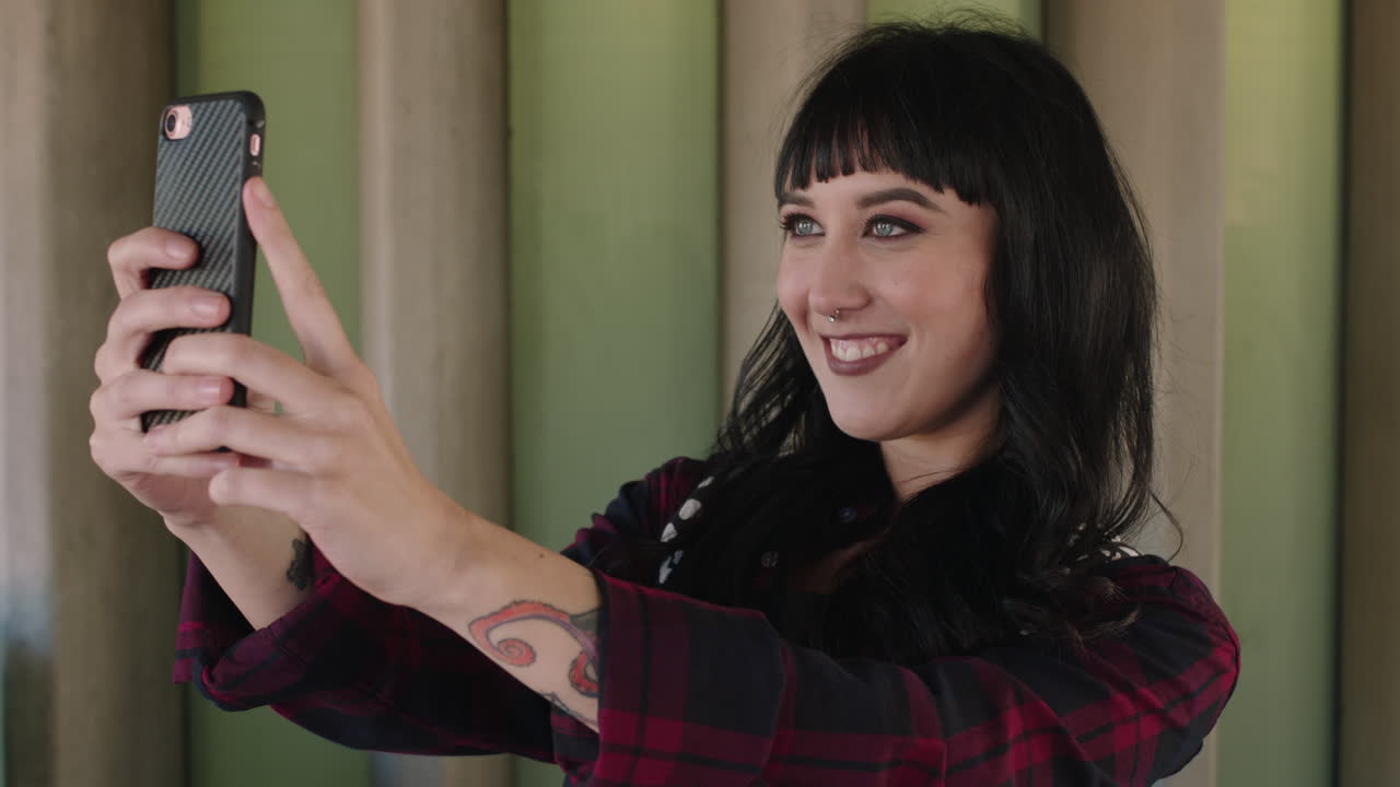 hermosa mujer joven tomando una selfie con el teléfono estudiante confiado sonriendo