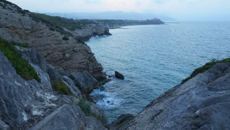 Time-lapse-shows-oceanic-coastline-during-early-morning-sun-rise-over-mountain-range