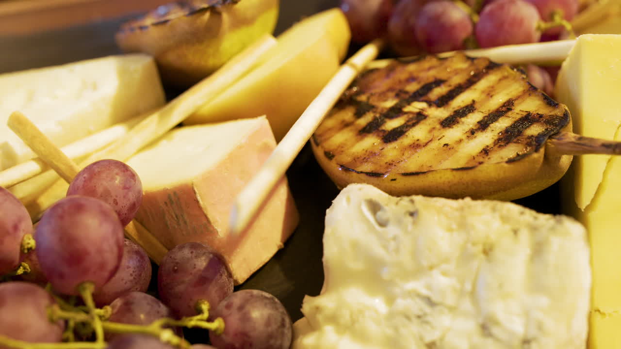 diferentes tipos de queso en tablero de madera en el restaurante