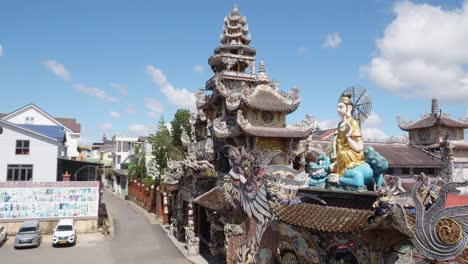 Famous-Buddhist-Temple-Linh-Phuoc-Pagoda-In-Da-Lat,-Vietnam