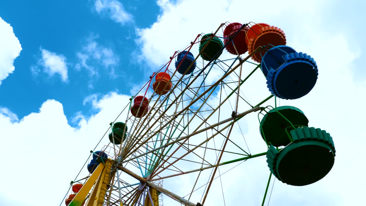 놀이 공원에서 다채로운 페리스.