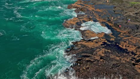 ubicado en el área escénica de cabo perpetuo, a sólo tres millas al sur de yachats oregon, el pozo de thor es un agujero en forma de cuenco tallado en la costa de basalto áspero