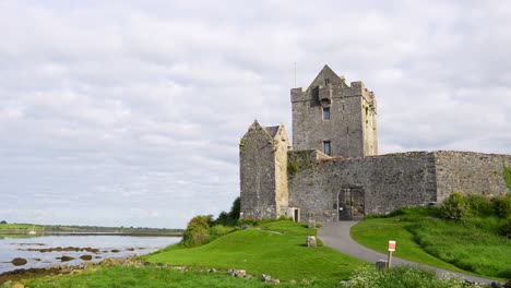 Bandeja-Izquierda-Desde-La-Señal-Hacia-El-Histórico-Castillo-De-Dunguaire-En-Kinvarra,-Irlanda
