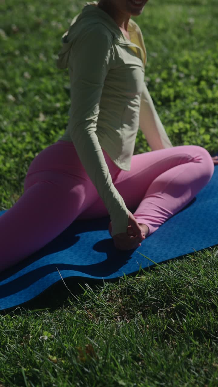 mujer practicando yoga al aire libre