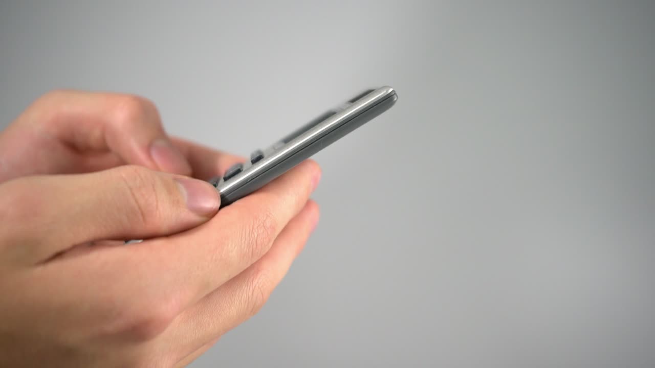 usando la calculadora para impuestos y matemáticas con una foto de estudio de fondo blanco