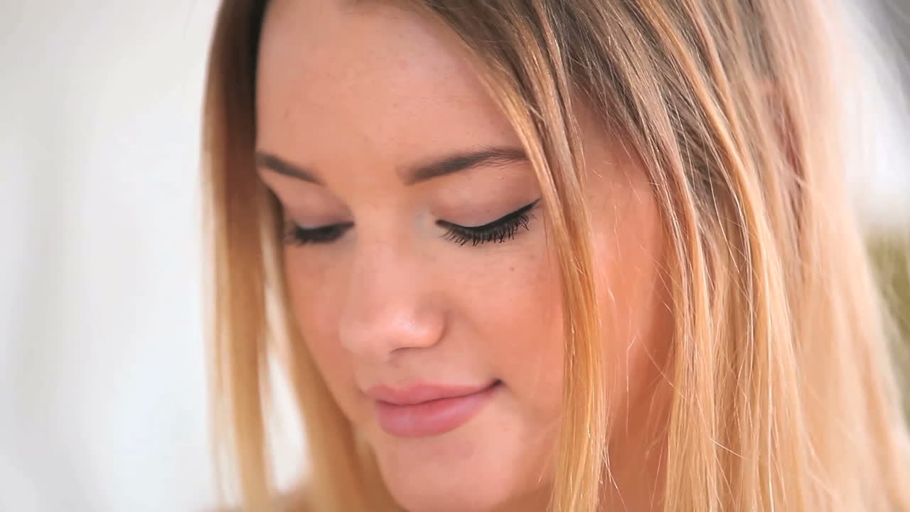 joven rubia seductora enfocada posando