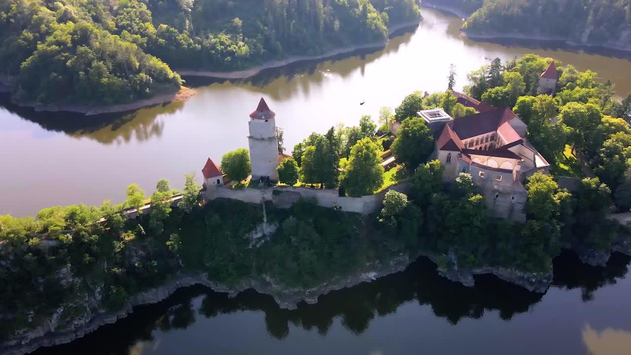 Vista aerea con drone del Castello di Zvikov al tramonto sopra il bacino idrico di Orlik.