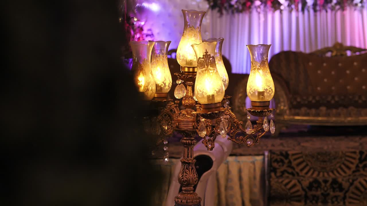 장식 테이블 램프의 돌리 오른쪽 공개