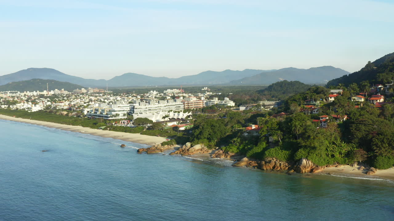 jurere internacional 해변, 산타 카타리나, 브라질의 공중 무인 항공기보기