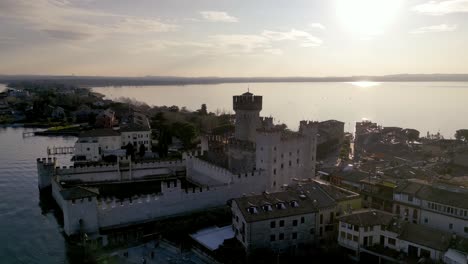 vista aérea de sirmione ciudad turística histórica mediterránea en italia en el lago de garda
